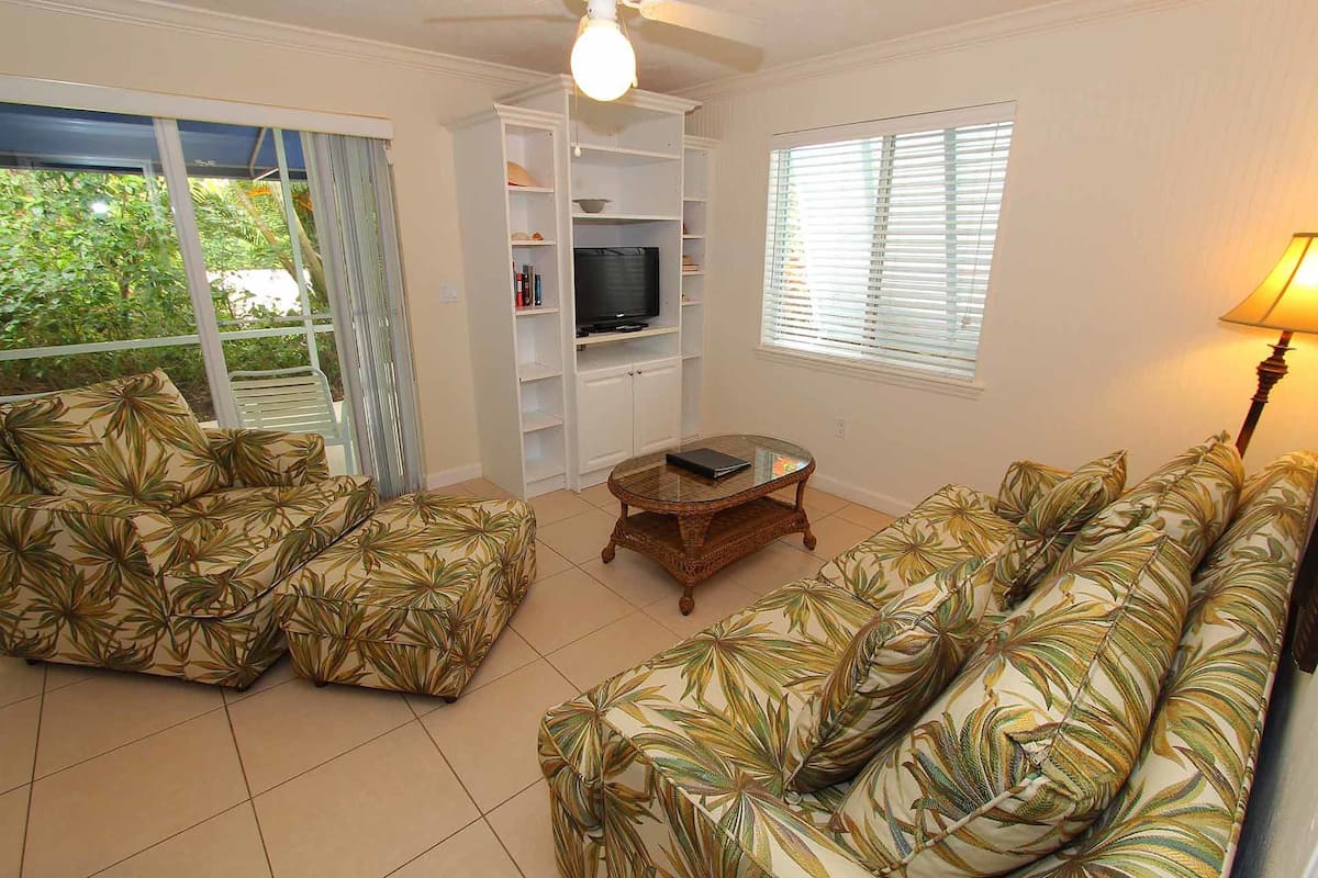 One Bedroom Suite, One Queen and One Sofa Bed, Garden View | Living room