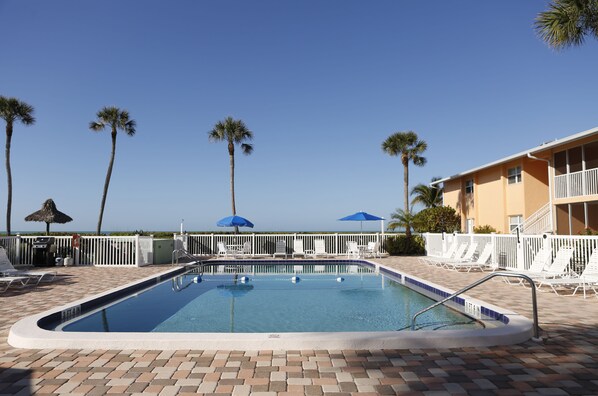 Outdoor pool - Silver Sands Gulf Beach Resort by RVA (Longboat Key)