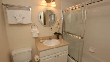 Combined shower/tub, free toiletries, towels