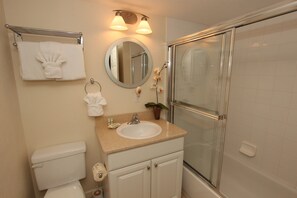 Combined shower/tub, free toiletries, towels