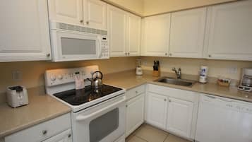 Suite, 2 Bedrooms | Private kitchen | Fridge, microwave, coffee/tea maker, cookware/dishes/utensils