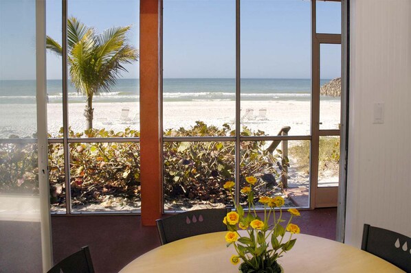 Playa en los alrededores, playa de arena blanca, camastros y sombrillas