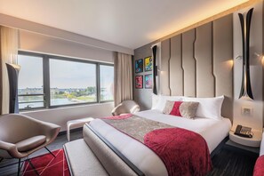 Empire State Club Room with Lake view | Luxe beddengoed, een kluis op de kamer, een bureau, een laptopwerkplek