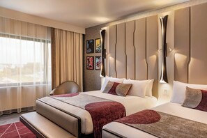 Empire Lake | Premium bedding, in-room safe, desk, laptop workspace - Disney Hotel New York - The Art of Marvel (Chessy)