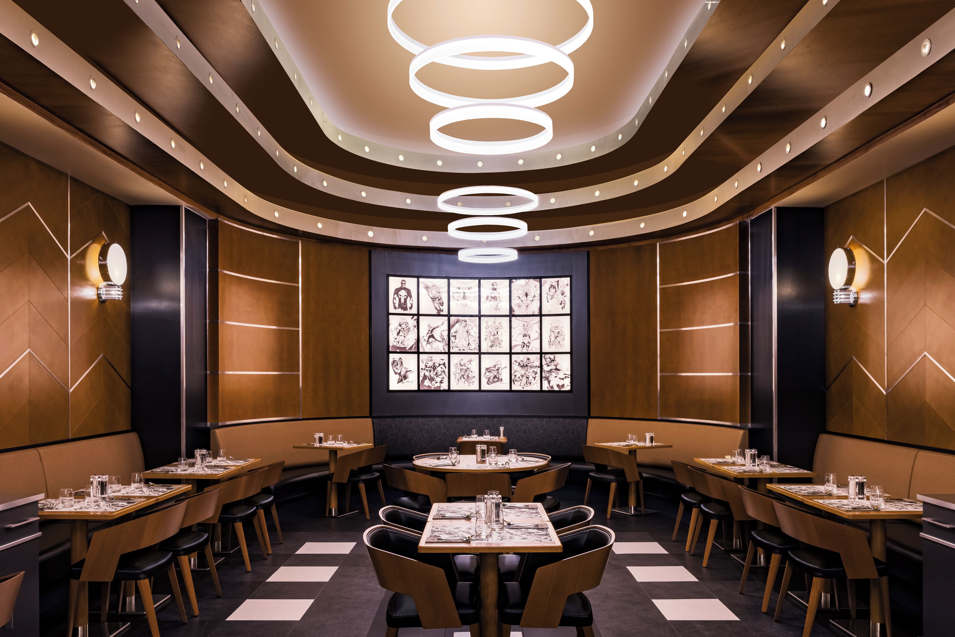Een moderne eetruimte met meerdere tafels, een centrale muur met kunstwerk en een opvallend plafondontwerp.