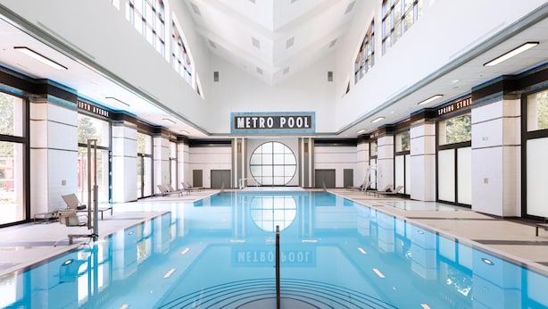 Una amplia piscina interior con señalización clara que indica 'METRO POOL' y 'WEIBOT'.