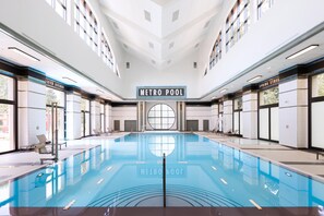 Indoor pool, seasonal outdoor pool, pool umbrellas, pool loungers - Disney Hotel New York - The Art of Marvel (Chessy)