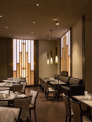 2 restaurants, breakfast, dinner served; international cuisine