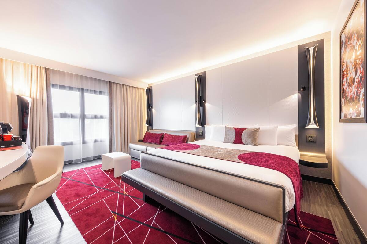 Premium bedding, in-room safe, desk, laptop workspace