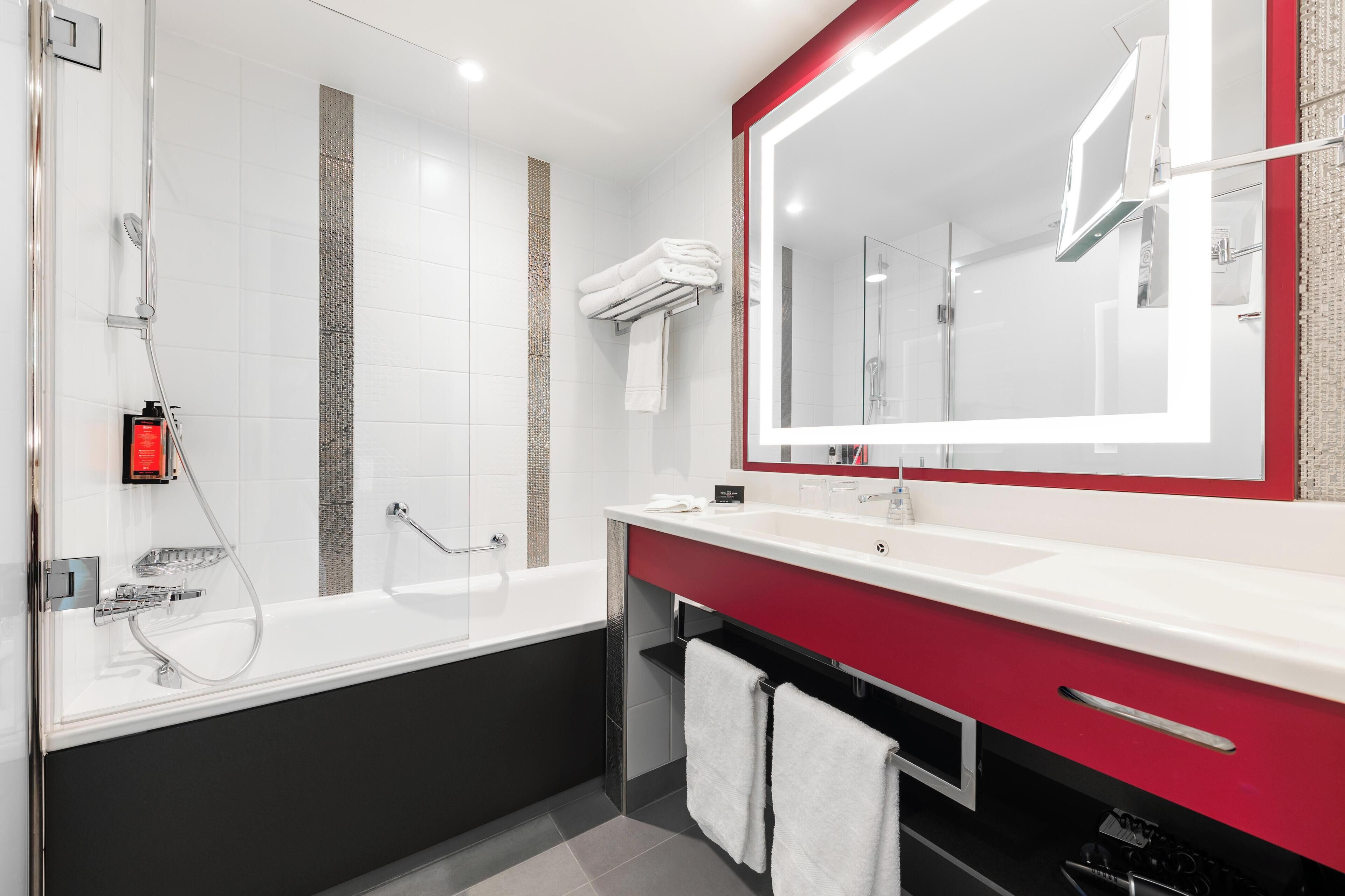 Photo - Disney Hotel New York - The Art of Marvel