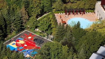 Indendørs pool, sæsonbestemt udendørs pool, parasoller, liggestole