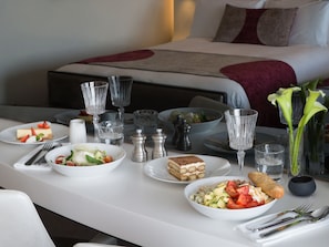 Repas dans la chambre