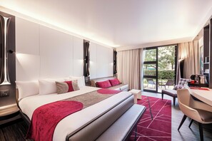 Premium bedding, in-room safe, desk, laptop workspace - Disney Hotel New York - The Art of Marvel (Chessy)