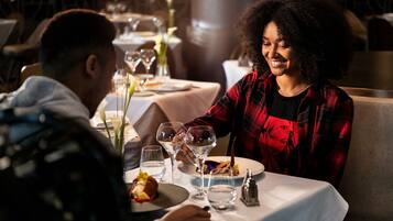 2 restaurants, spécialités Cuisine internationale