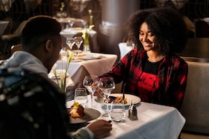 2 間餐廳,供應早餐和晚餐,國際料理