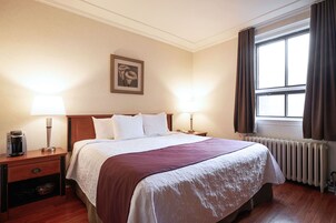 Chambre Standard, 1 très grand lit | Coffre-fort, bureau, fer et planche à repasser, accès au Wi-Fi (inclus)