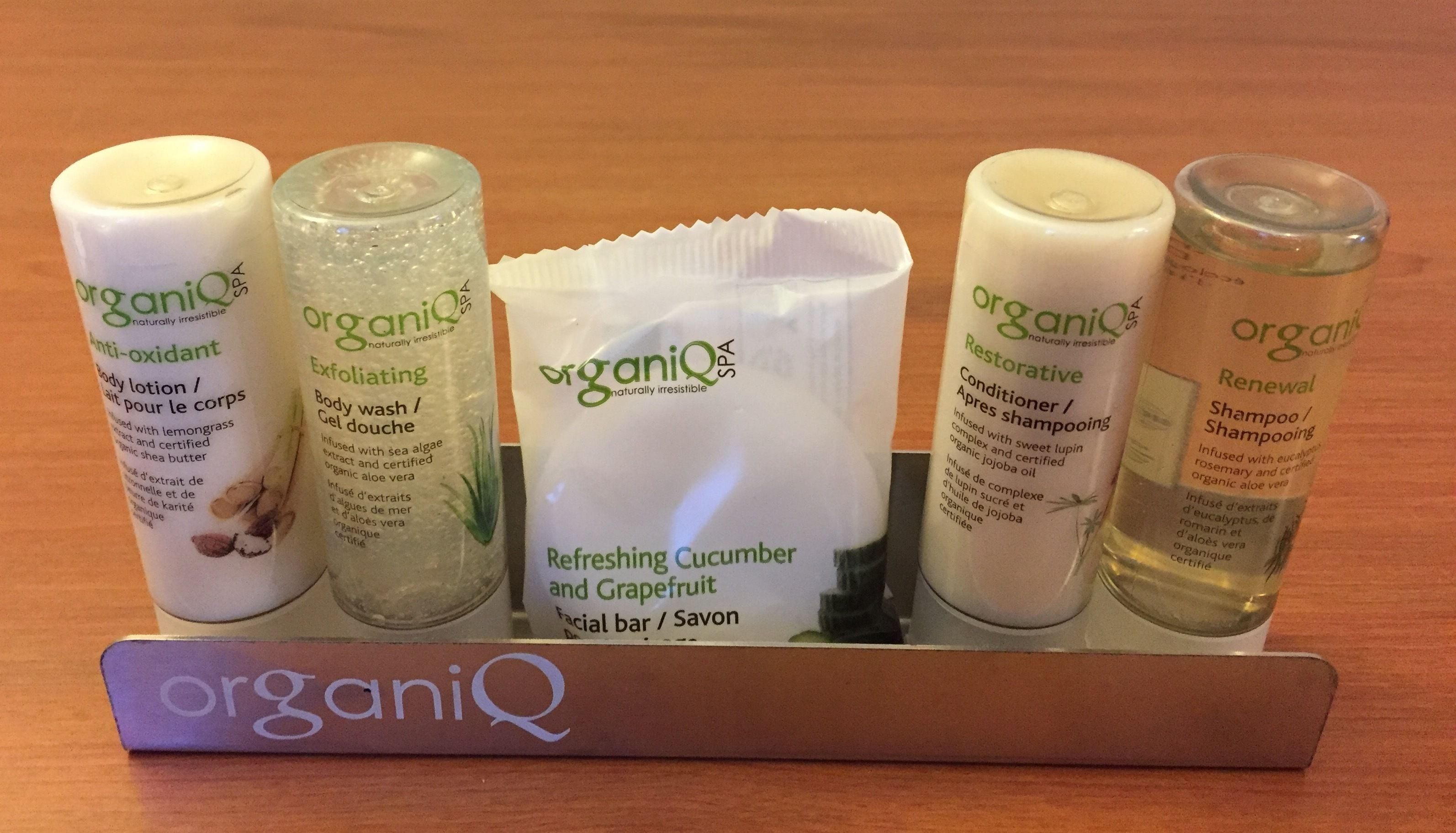 combined shower/bathtub, hair dryer, towels