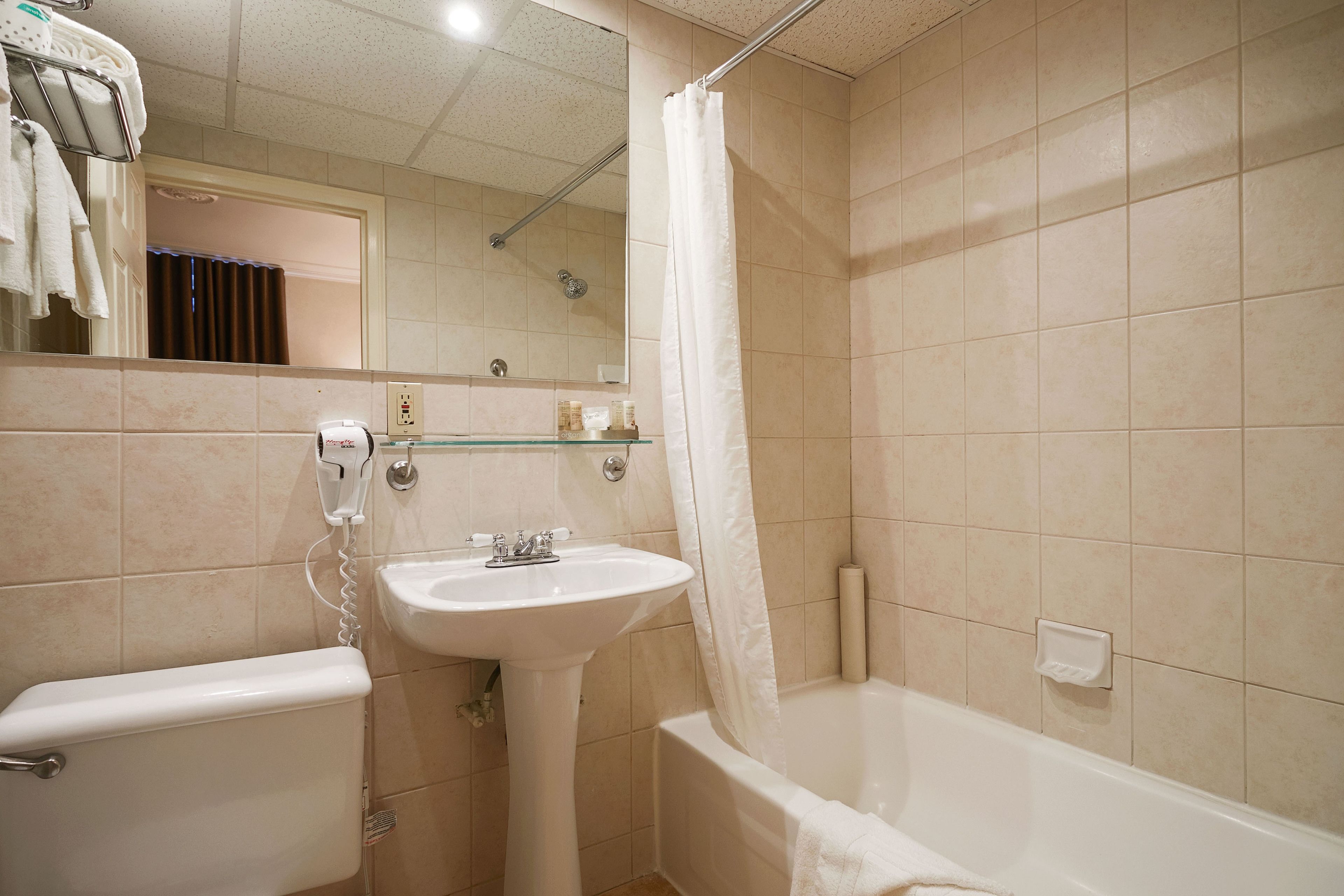 standard room, 1 king bed | bathroom | combined shower/bathtub, hair dryer, towels
