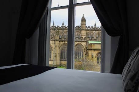 Decoración personalizada y muebles diferentes . Mitre Hotel Manchester City Centre