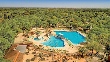 Piscine extérieure, parasols de plage, chaises longues