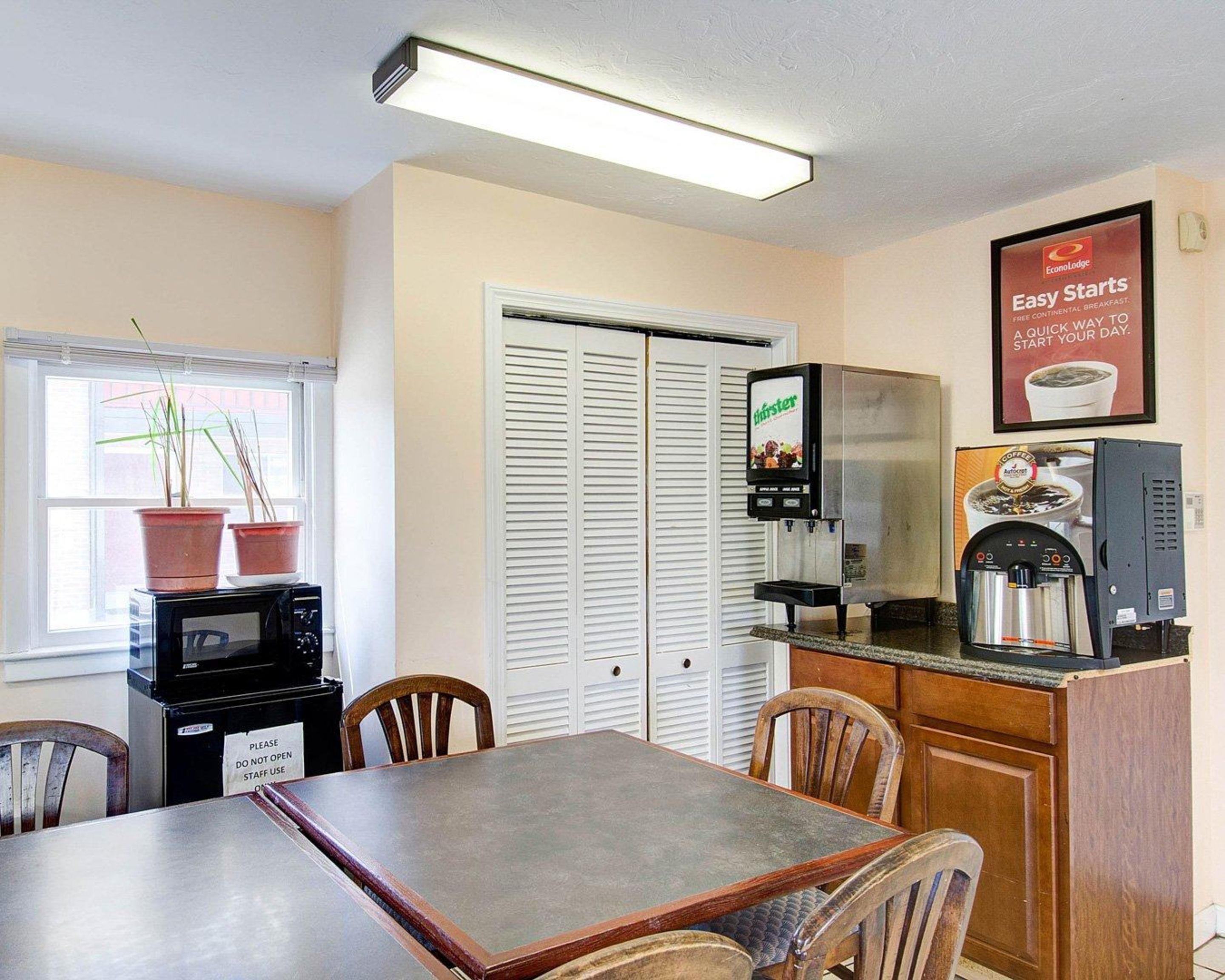 Photo - Econo Lodge Sharon - Foxborough