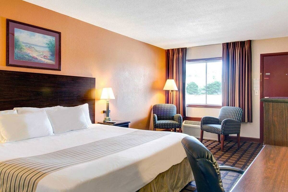 Schreibtisch, Bügeleisen/Bügelbrett, kostenlose Babybetten