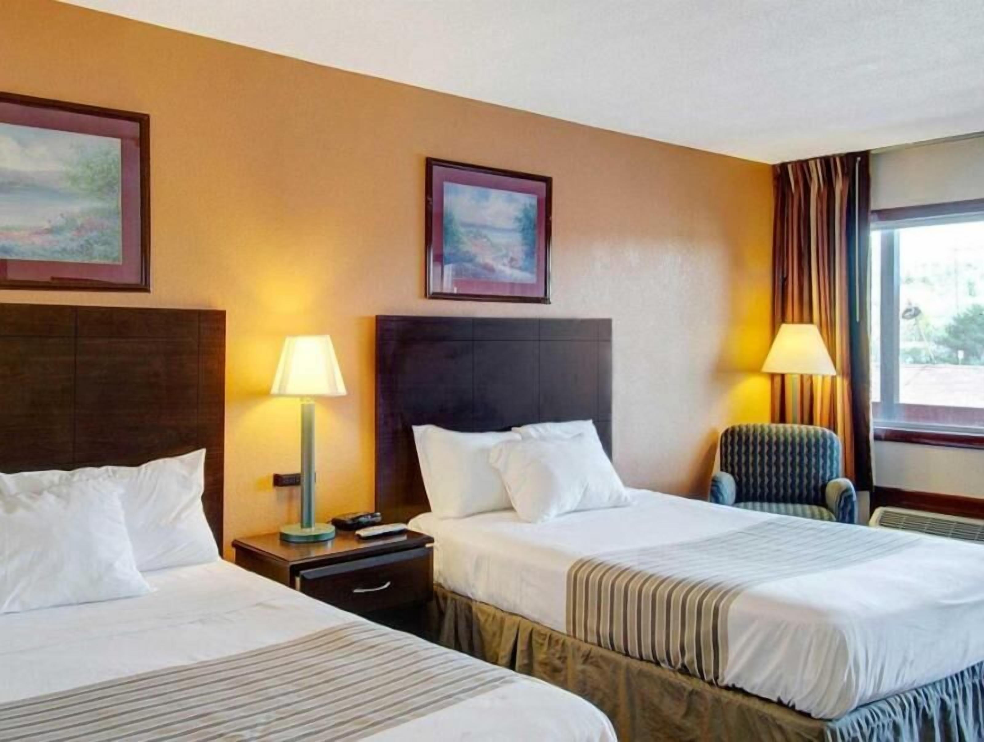 Schreibtisch, Bügeleisen/Bügelbrett, kostenlose Babybetten