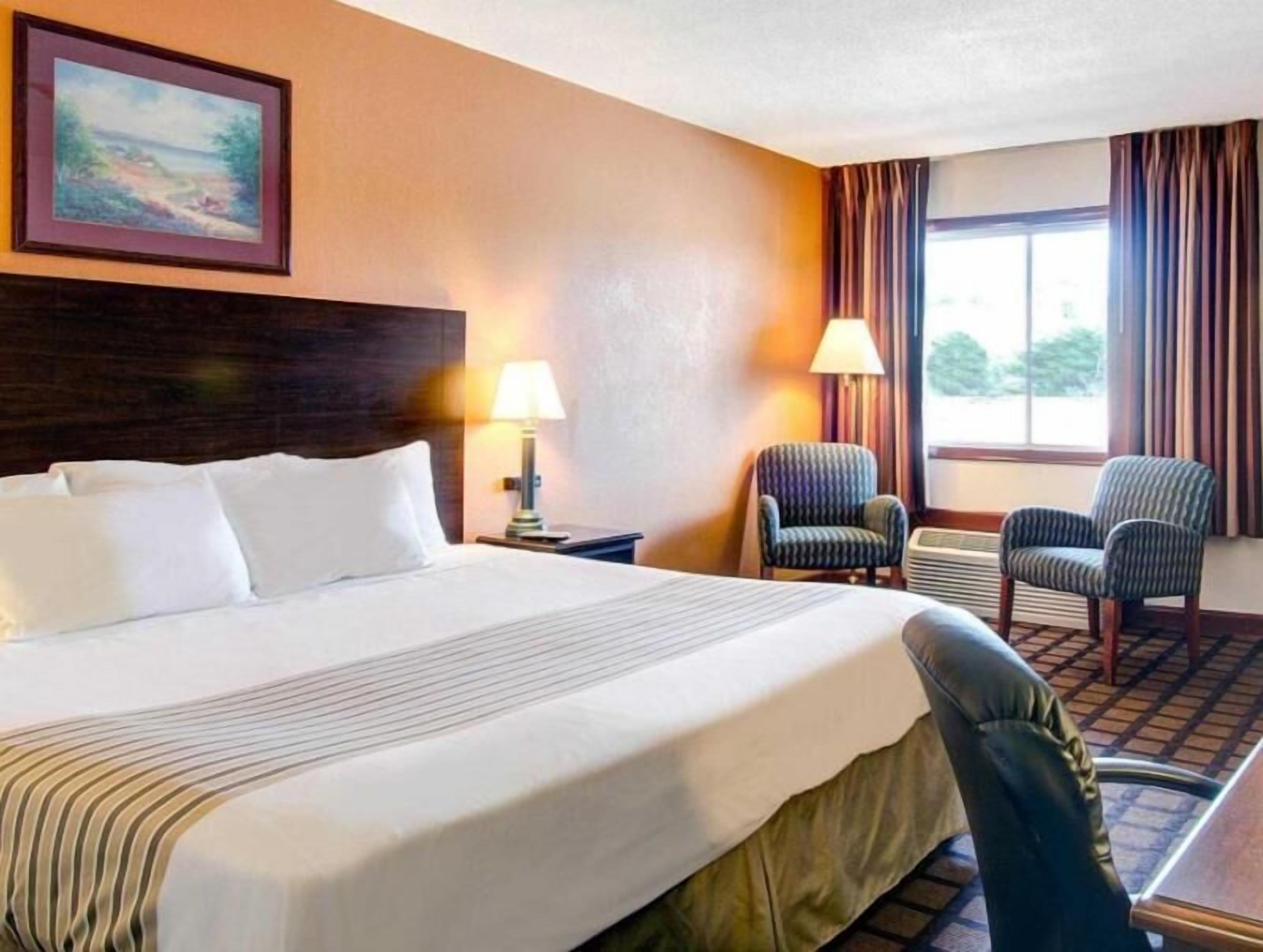 Schreibtisch, Bügeleisen/Bügelbrett, kostenlose Babybetten