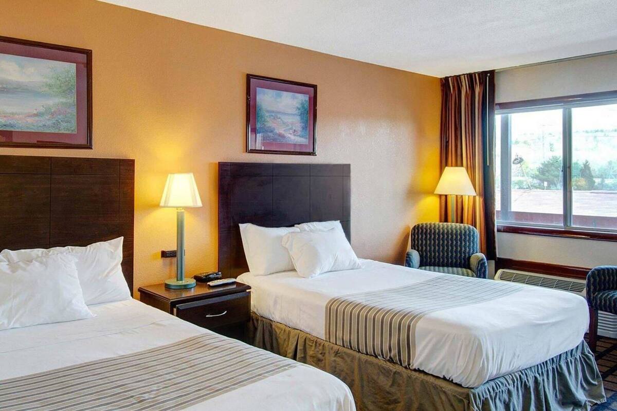 Schreibtisch, Bügeleisen/Bügelbrett, kostenlose Babybetten