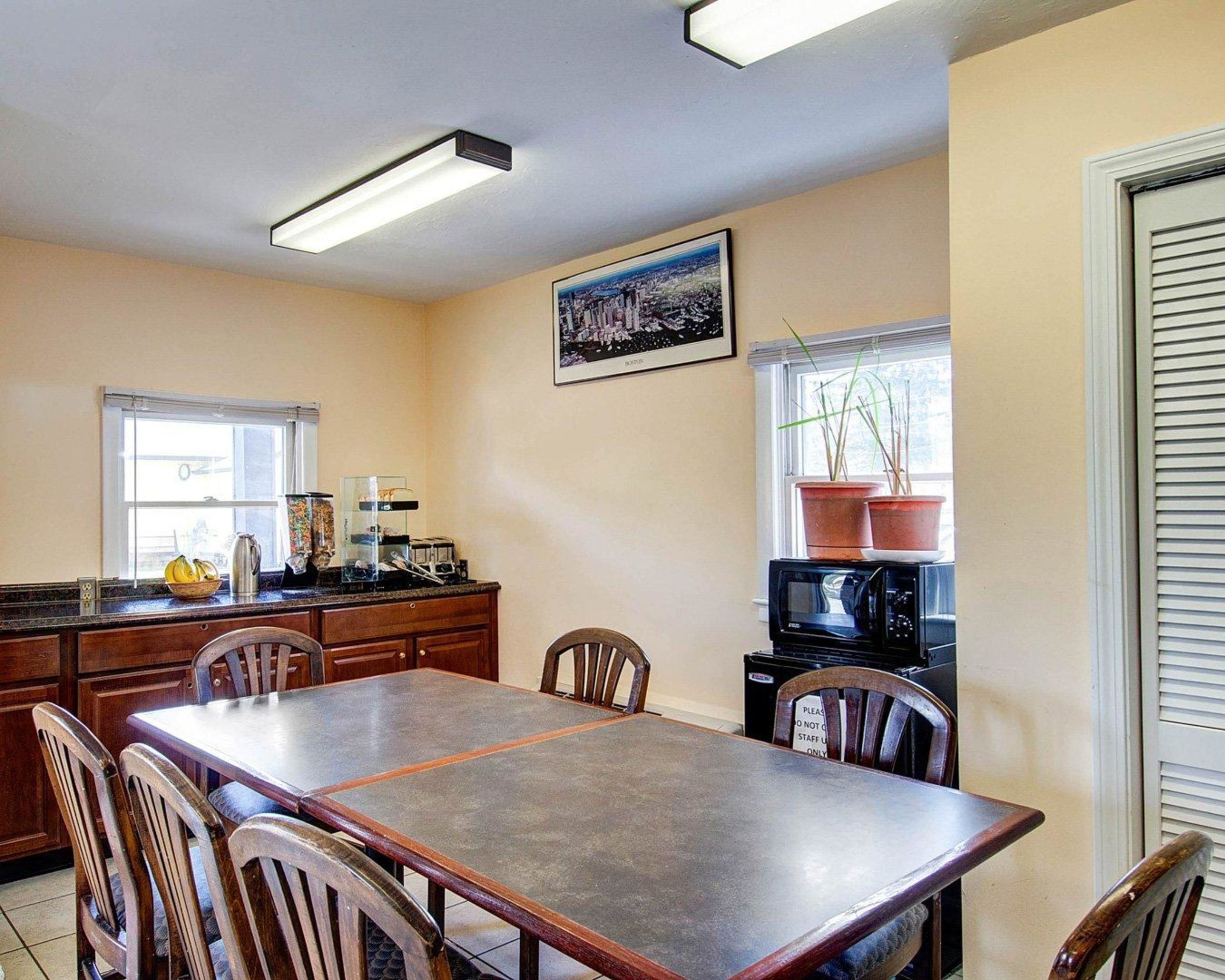 Photo - Econo Lodge Sharon - Foxborough