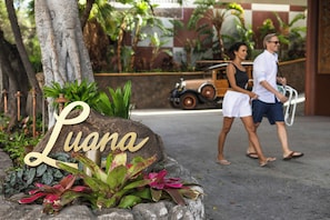 A stone with the name 'Luana' and tropical plants. - Luana Waikiki Hotel & Suites (Honolulu)