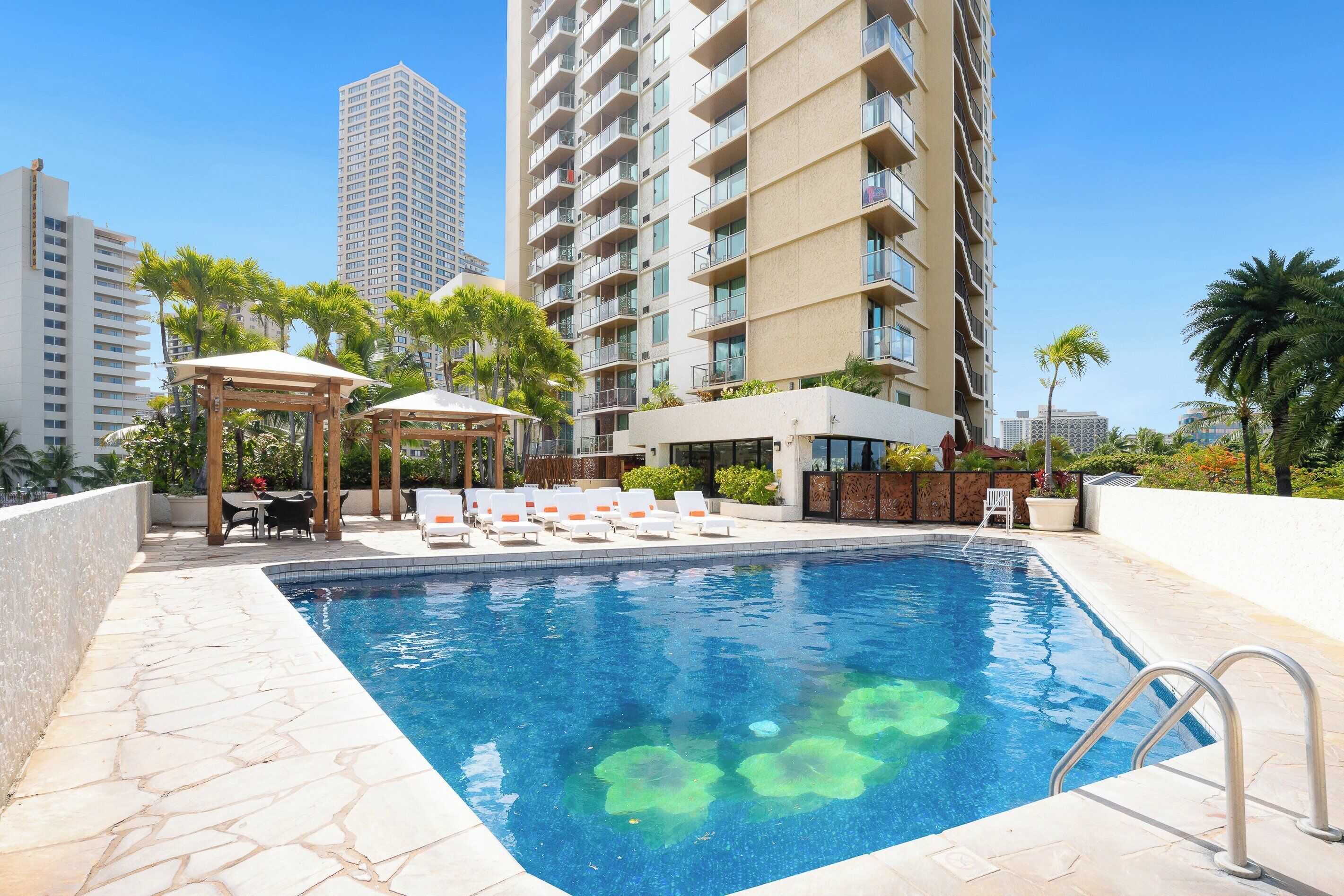 Piscina externa, funciona das 9h às 21h, barracas de cortesia