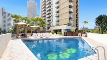 Een buitenzwembad, gratis zwembadcabana's, ligstoelen bij het zwembad