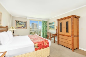 Une chambre d’hôtel équipée d’un lit, d’un bureau, d’une armoire et de grandes fenêtres donnant sur la ville.