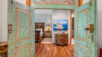 Luxury Condo, 2 Bedrooms, Kitchen, Park View (2.5 Baths) | In-room safe, desk, laptop workspace, blackout drapes