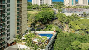 Piscine extérieure, cabanons gratuits, chaises longues