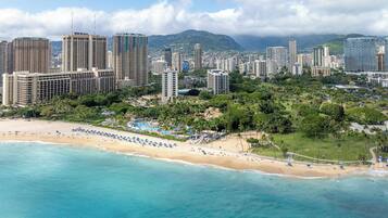 Gần bãi biển, cát trắng, khăn tắm biển