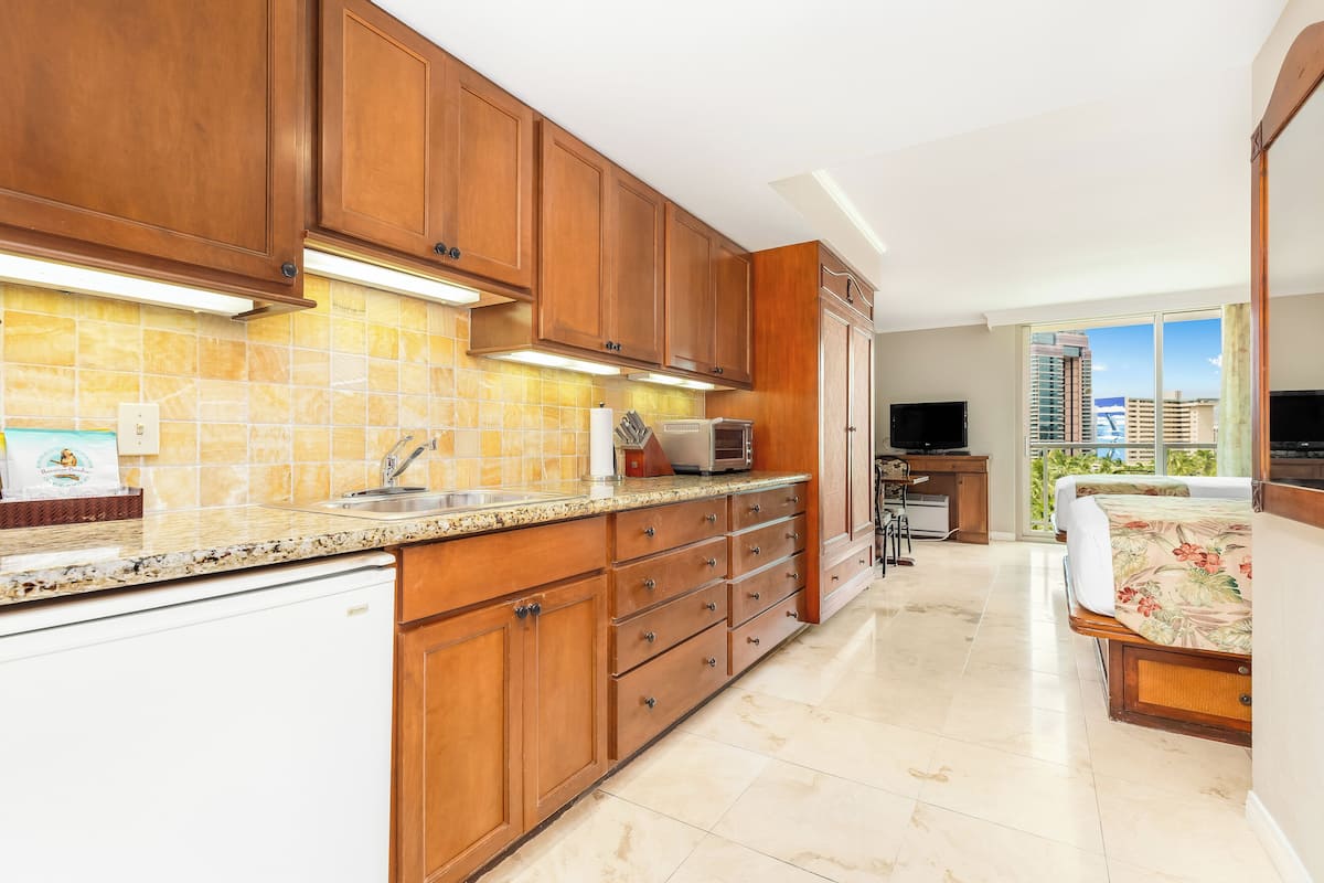 studio suite, 2 queen beds, kitchenette, city view | private kitchenette | coffee/tea maker, electric kettle, cleaning supplies, paper towels
