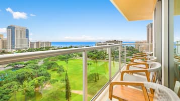 Suíte, 1 quarto, cozinha, vista para o oceano (Two Queen Beds) | Área da propriedade