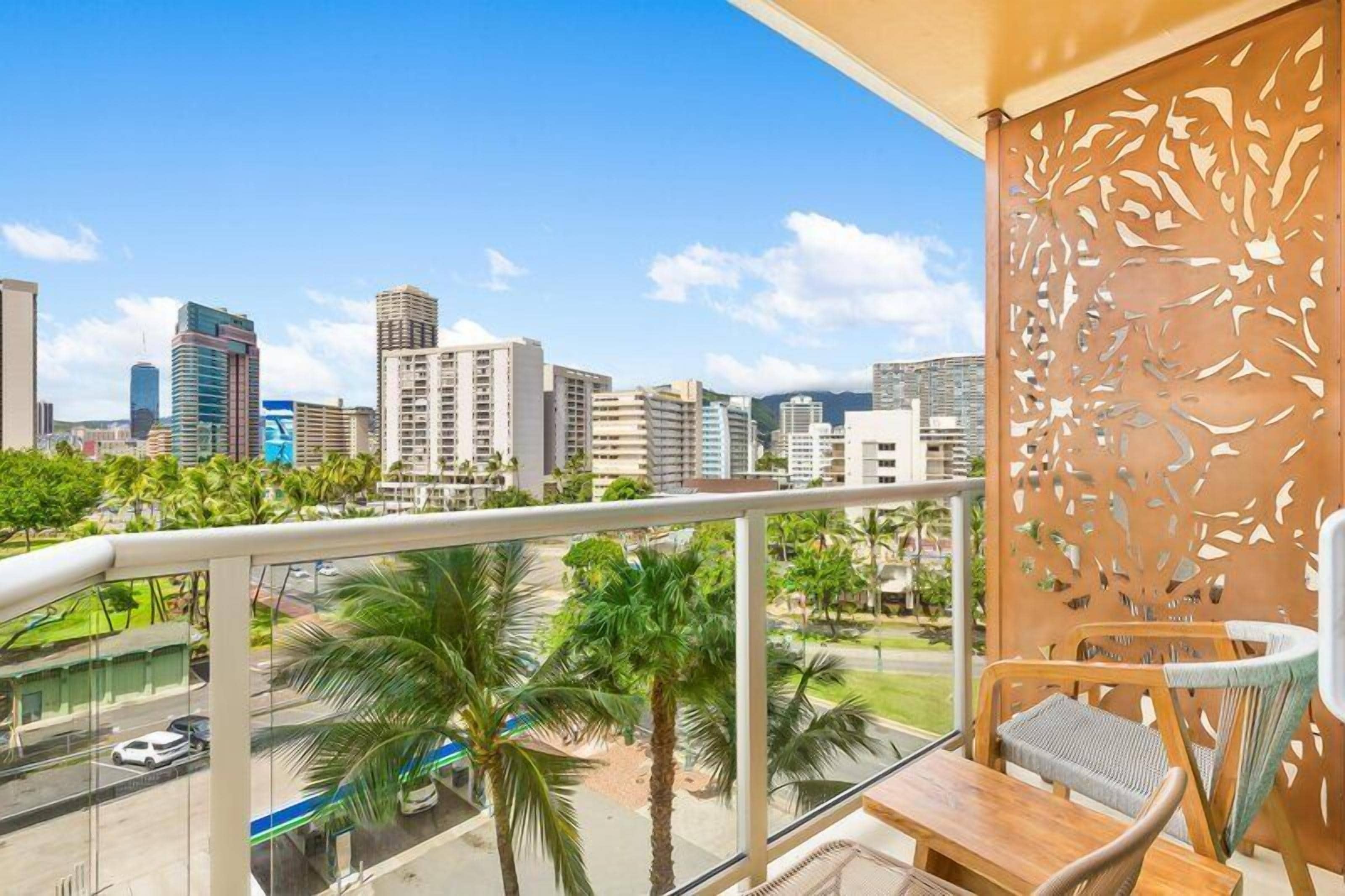 Habitación, 2 camas de matrimonio, vistas a la ciudad | Jardines del alojamiento