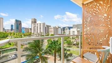 Habitación, 2 camas de matrimonio, vistas a la ciudad | Jardines del alojamiento