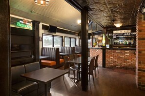 2 bars/lounges - South Hill Lodge (Prince Albert)