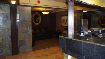 Kombinert dusj/badekar, toalettartikler (inkludert) og hårføner