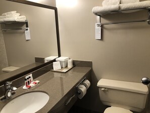 Een bad/douchecombinatie, gratis toiletartikelen, een haardroger