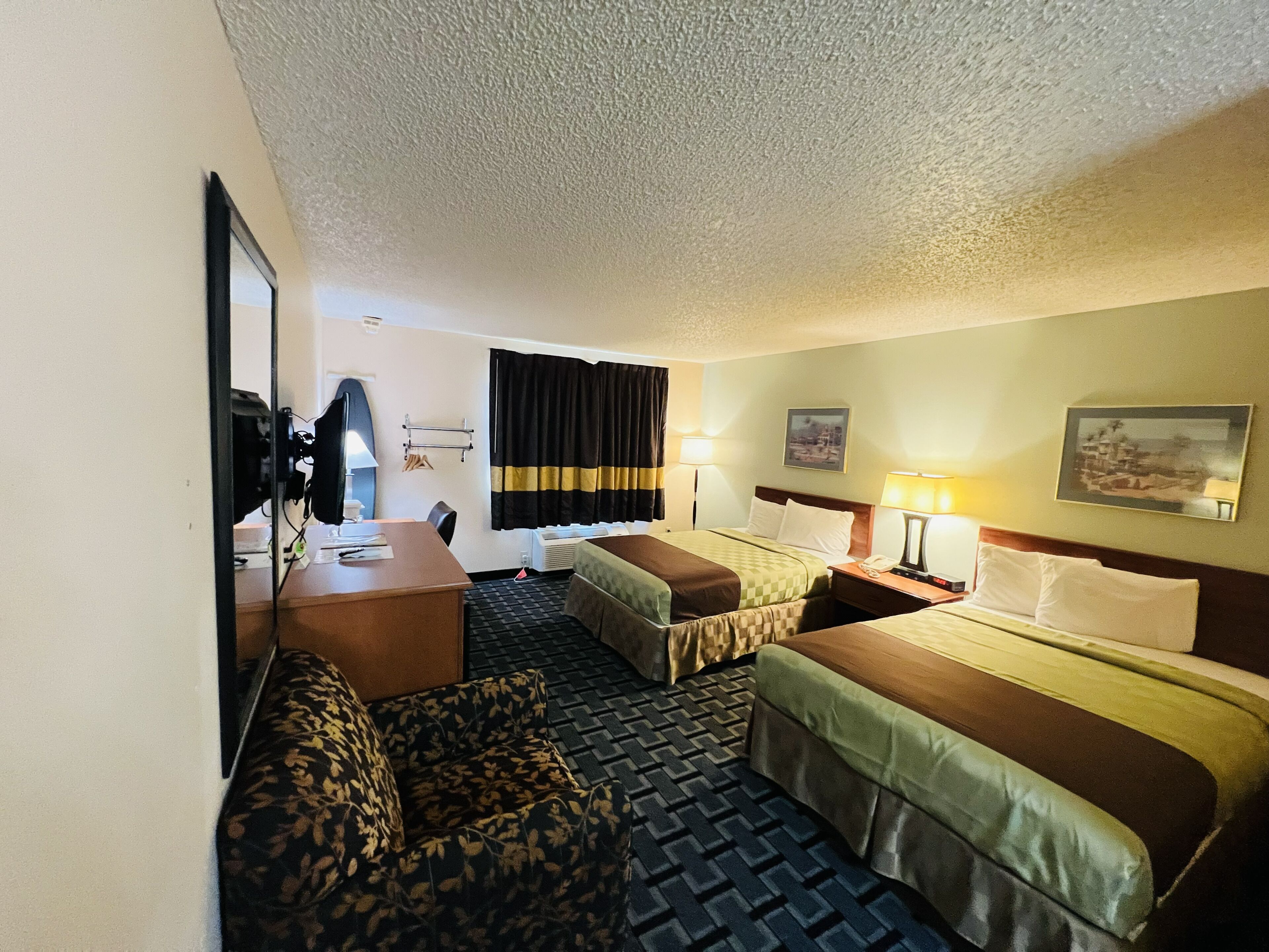 خزنة داخل الغرفة وواي فاي مجانًا وملاءات أسرّة ومُنبها ت