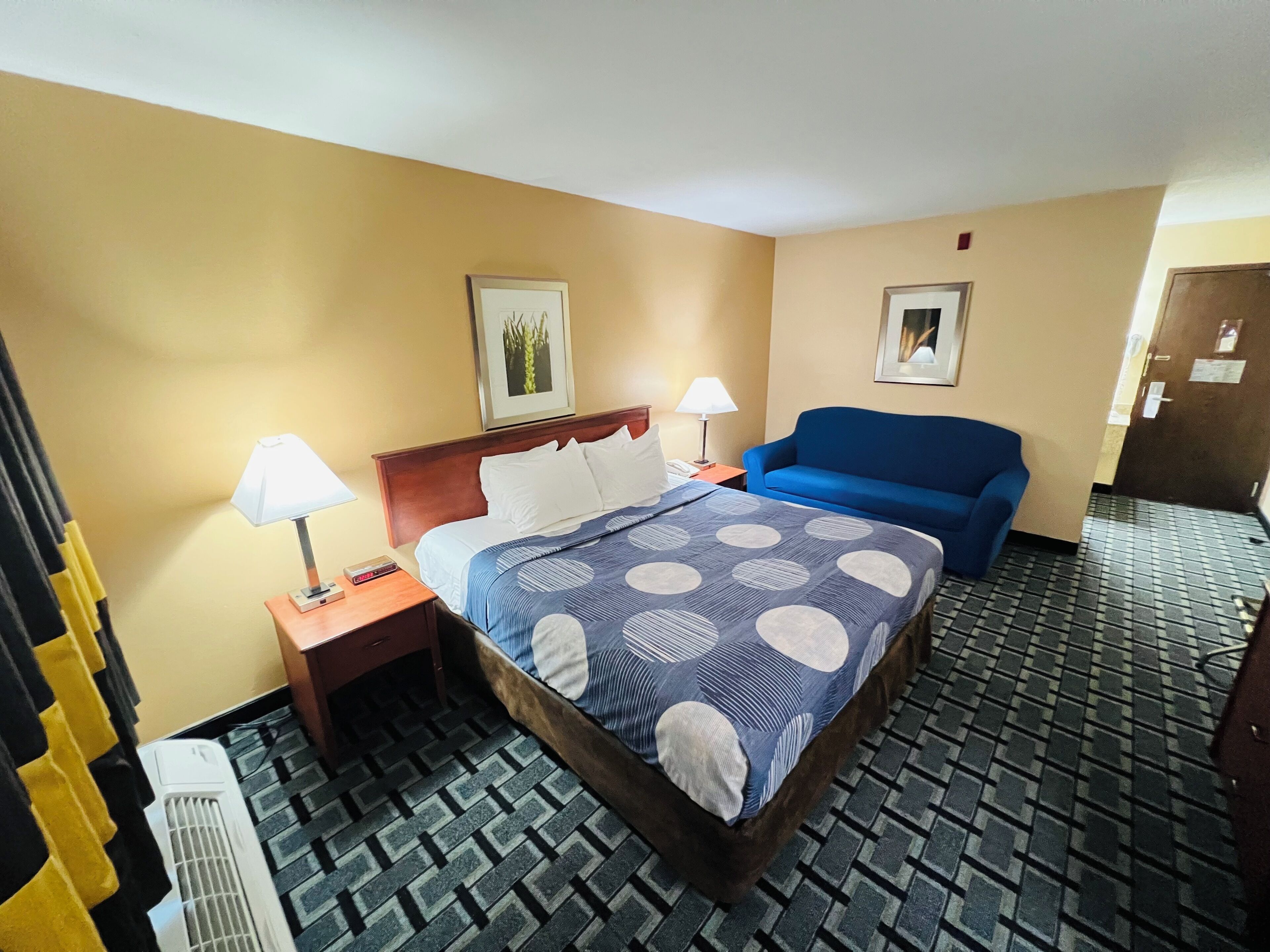 Habitación clásica, 1 cama de matrimonio grande | Caja fuerte, wifi gratis, ropa de cama y despertador