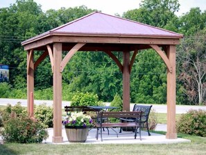 Gazebo - Hometown Inn & Suites (Washington)