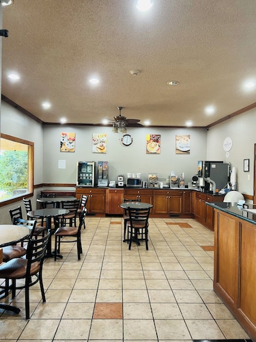 Hometown Inn & Suites