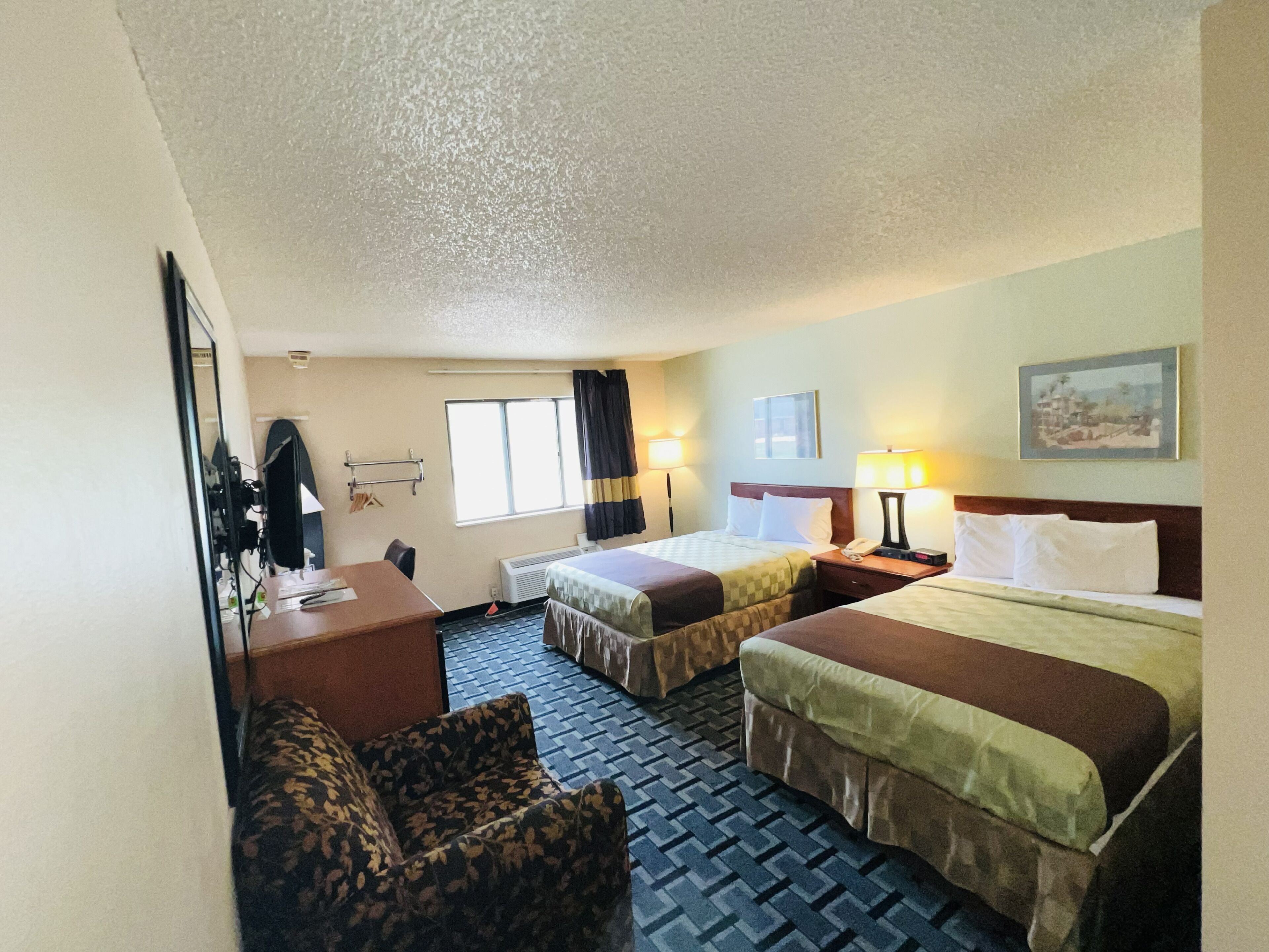 Phòng đôi, 2 giường đôi, phù hợp cho người khuyết tật | Két bảo mật tại phòng, truy cập Internet không dây miễn phí 