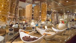 Een buffetgedeelte met diverse gerechten en bakken.